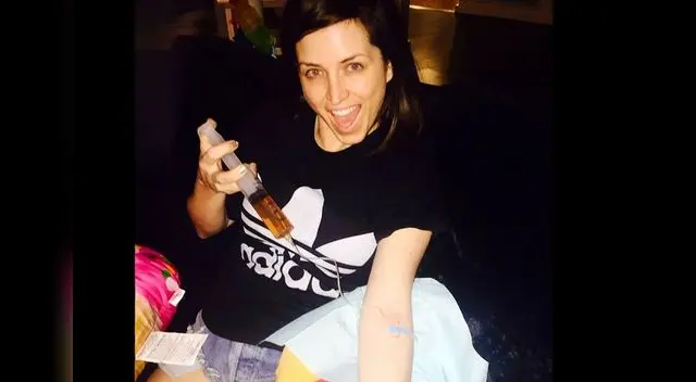 Cantante se inyecta sustancias a la vena de forma casera