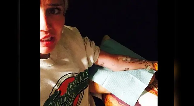 Cantante se inyecta sustancias a la vena de forma casera