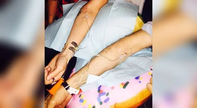 Cantante se inyecta sustancias a la vena de forma casera