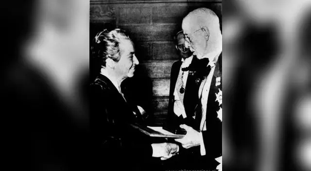 Gabriela Mistral recibe el Premio Nobel de Literatura de 1945. Gabriela Mistral recibe el Premio Nobel de Literatura de 1945.