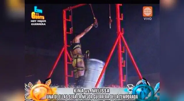 Cansada, pero aún tiene fuerza Kina para cargar un barril de 20 kilos. Cansada, pero aún tiene fuerza Kina para cargar un barril de 20 kilos.