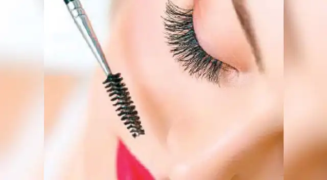 No te acuestes sin haber retirado todo el maquillaje de tus pestañas. 