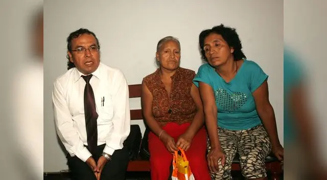 Alejandrina Palomino (al centro), junto a su hermana Zósima y el abogado que las representa en el caso.