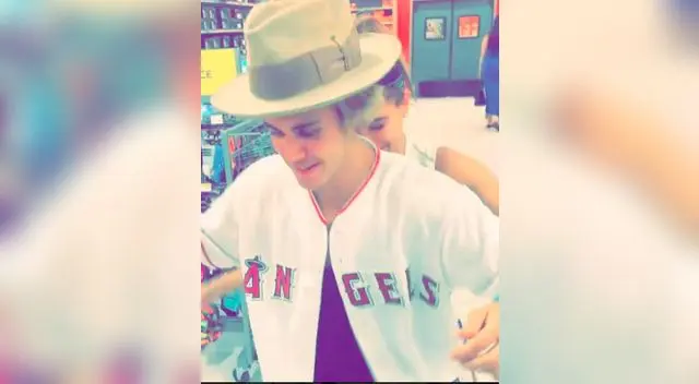 Selena Gómez sigue espiando a Justin y a Hailey. Selena Gómez sigue espiando a Justin y a Hailey.