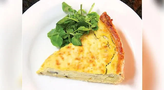 El secreto del chef: Bate bien la leche, crema de leche, huevos y queso parmesano para evitar los grumos.