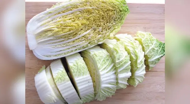 Puedes consumir la col china en ensaladas, guisos, saltados o sopas. 