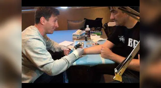 Messi le tatuó el número 10 en la muñeca.