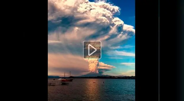 A lo lejos se puede ver una columna de ceniza de 20 kilómetros de altura A lo lejos se puede ver una columna de ceniza de 20 kilómetros de altura