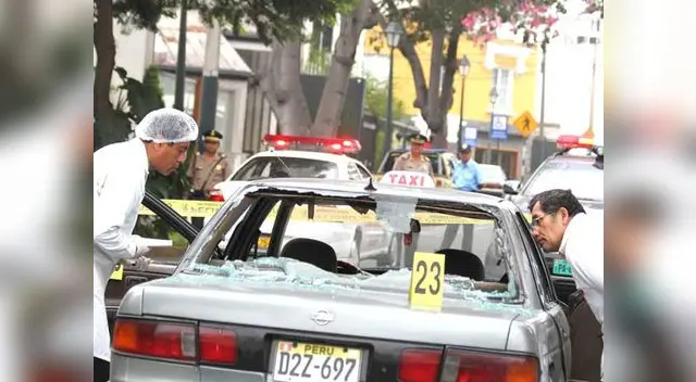 El taxi en que viajaba quedó con los parabrisas destrozados.