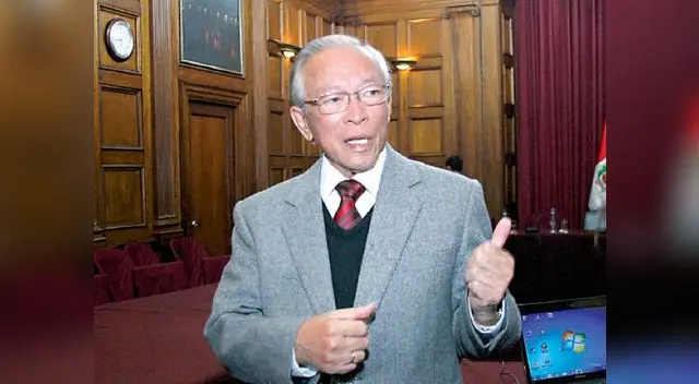 En un ejemplo para sus colegas, Lay prefirió dejar su importante cargo. En un ejemplo para sus colegas, Lay prefirió dejar su importante cargo.