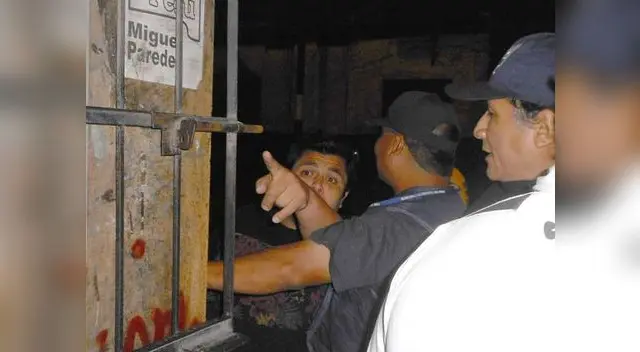 Ojo al tipo que apunta con el dedo. Amenazó a ejecutores coactivos.