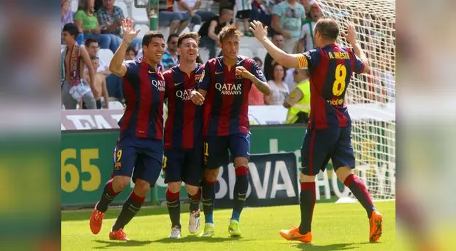 El pistolero es felicitado por Messi, Neymar e Iniesta El pistolero es felicitado por Messi, Neymar e Iniesta