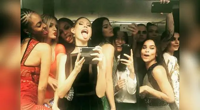 Kendall Jenner y Cara Delevingne haciendo de las suyas. 