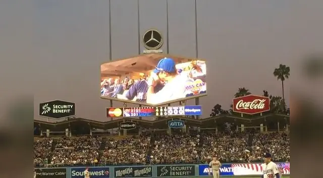 Pareja no dudó en demostrarse cariño ante la mirada de todos