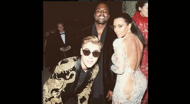 Justin Bieber se tomó foto con trasero de Kim Kardashian. Justin Bieber se tomó foto con trasero de Kim Kardashian.