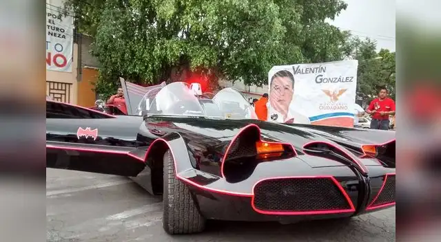 Batimóvil es utilizado para difundir las propuestas del candidato