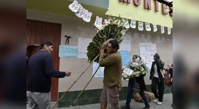 Arreglos y lágrimas florales llegaron durante todo el dÍa a las exequias. Arreglos y lágrimas florales llegaron durante todo el dÍa a las exequias.