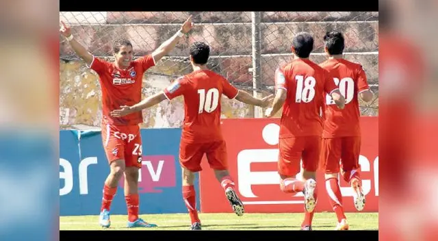 Succar contagia su alegría a sus compañeros que llegan a felicitarlo. Fue el primero