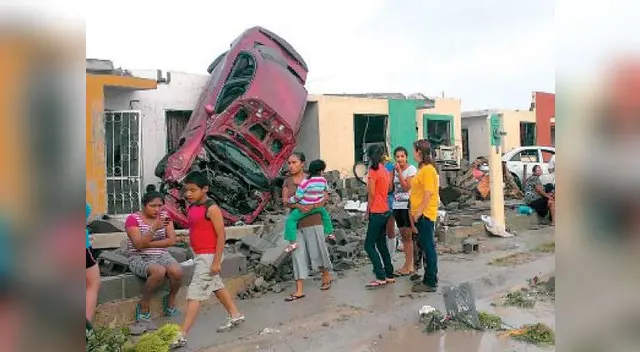 Vehículos quedaron volcados sobre fachadas tras tornado.