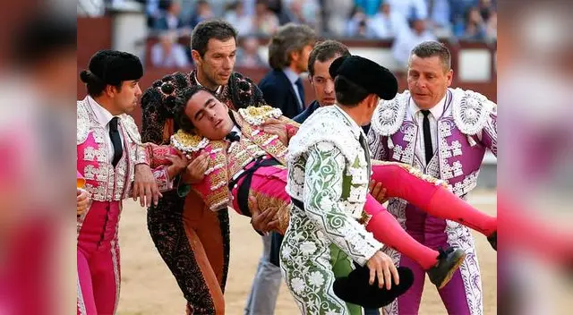 Joaquín Galdós es llevado por sus compañeros. Tras recibir la cornada, perdió el conocimiento. Joaquín Galdós es llevado por sus compañeros. Tras recibir la cornada, perdió el conocimiento.
