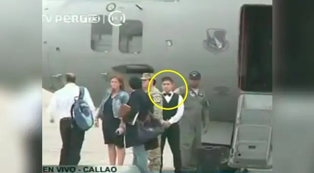 Lo atendieron y le dieron de comer en el avión Lo atendieron y le dieron de comer en el avión