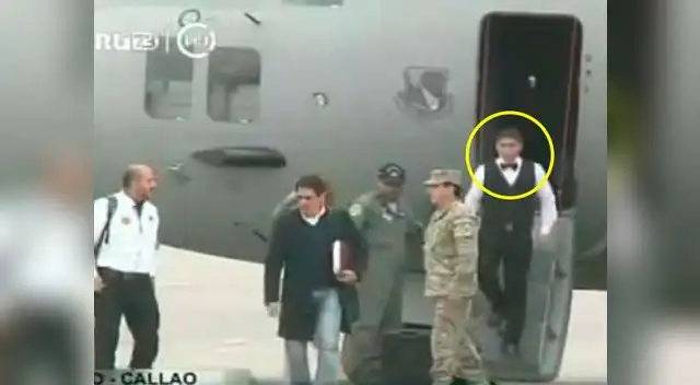 Lo atendieron y le dieron de comer en el avión. Lo atendieron y le dieron de comer en el avión.