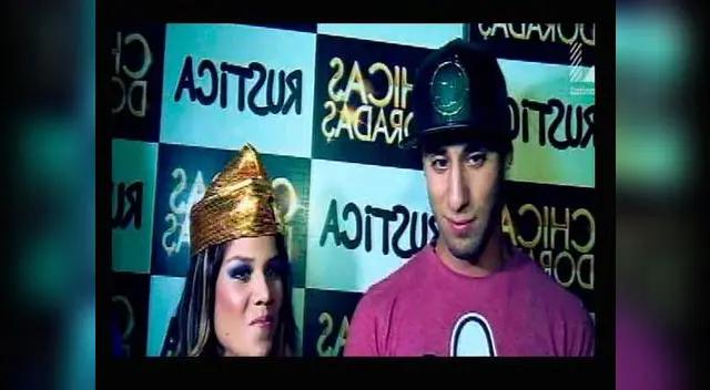 Jota asegura que fue al desfile sólo para verla a ella. Jota asegura que fue al desfile sólo para verla a ella.