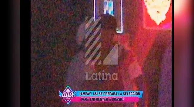 Jean Deza le da un besito a su amigo. Jean Deza le da un besito a su amigo.