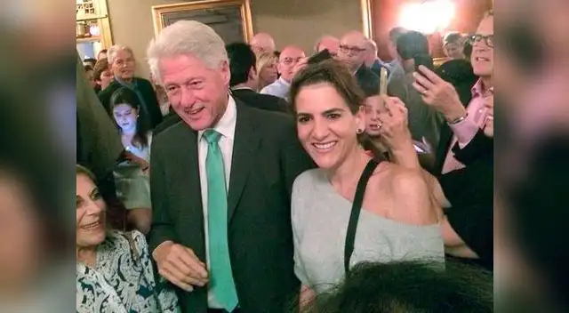 Posa feliz con ex mandatario norteamericano en Nueva York Posa feliz con ex mandatario norteamericano en Nueva York