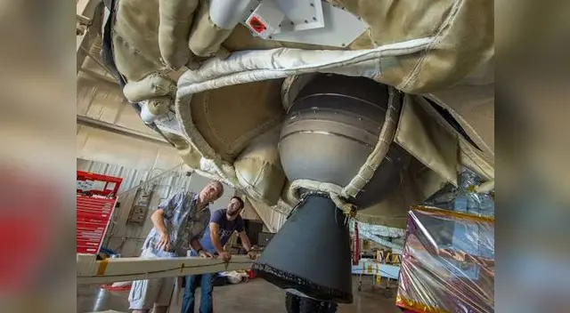 En primer plano, un propulsor del platillo volador de la NASA. En primer plano, un propulsor del platillo volador de la NASA.