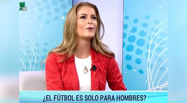 Laura hablando de fútbol.