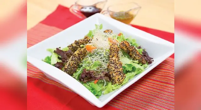 El secreto del chef: Lava la quinua tres veces y después de freír el pollo colócalo en un papel absorbente.