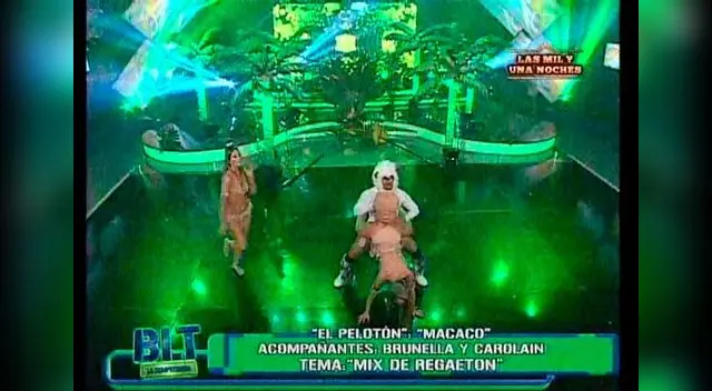 Brunella y Carolain bailan con Macaco. 