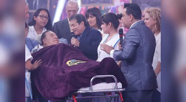 Casaretto rodeado de sus compañeros