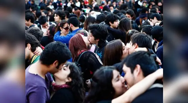Jóvenes de secundaria y universitarios. Jóvenes de secundaria y universitarios.