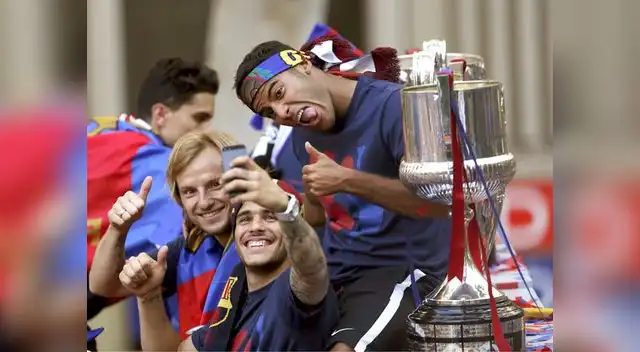 Rakitic, uno de los autores de los goles que dieron el titulo posa para el recuerdo