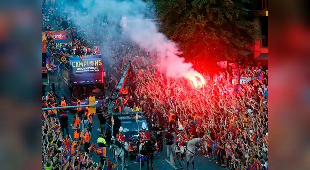 Hinchas y jugadores se unen para festejar la hazaña
