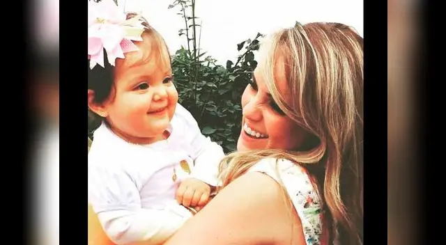 Mariana con su pequeña Gia