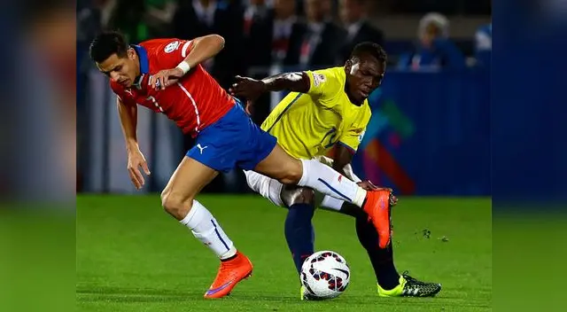 El chileno Alexis Sánchez en una dividida con Osbaldo Lastra de Ecuador. El chileno Alexis Sánchez en una dividida con Osbaldo Lastra de Ecuador.