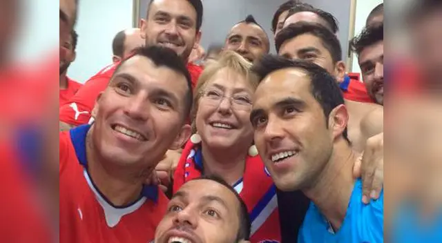 Michelle Bachelet al lado de la Roja, lo cual ha generado polémica. Michelle Bachelet al lado de la Roja, lo cual ha generado polémica.