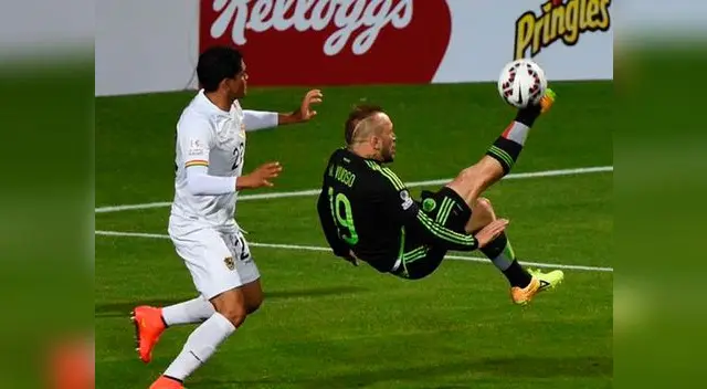 Un defensor boliviano despeja balón tras ataque de aztecas. Un defensor boliviano despeja balón tras ataque de aztecas.