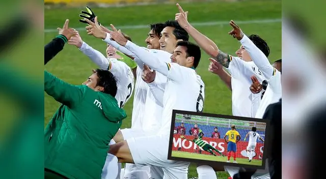 La celebración de Martins con sus compañeros tras anotar el tercer gol de penal