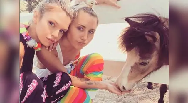 Miley Cyrus y la modelo Stella Maxwell. 