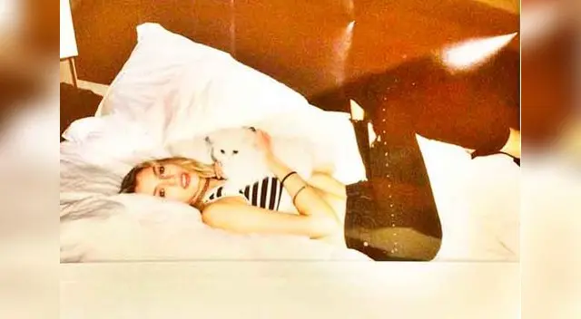 Miley Cyrus y la modelo Stella Maxwell. 