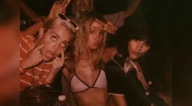 Miley Cyrus y la modelo Stella Maxwell. 