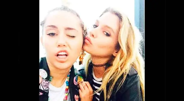 Miley Cyrus y la modelo Stella Maxwell. 