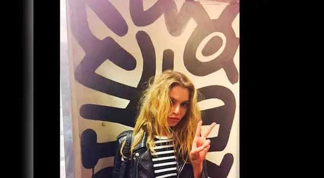 Miley Cyrus y la modelo Stella Maxwell. 