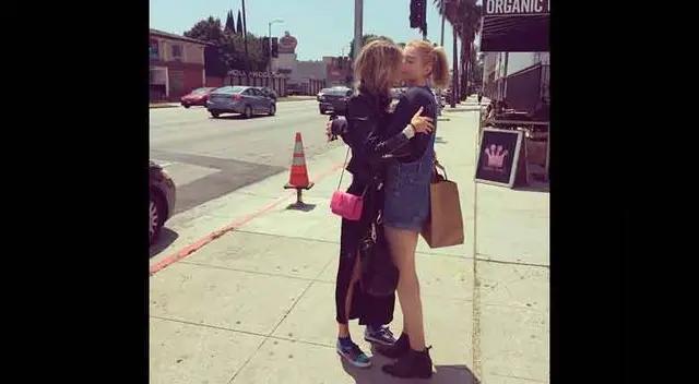 Miley Cyrus y la modelo Stella Maxwell. 