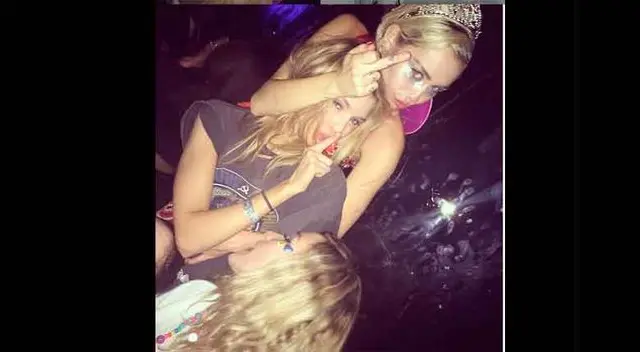 Miley Cyrus y la modelo Stella Maxwell. 