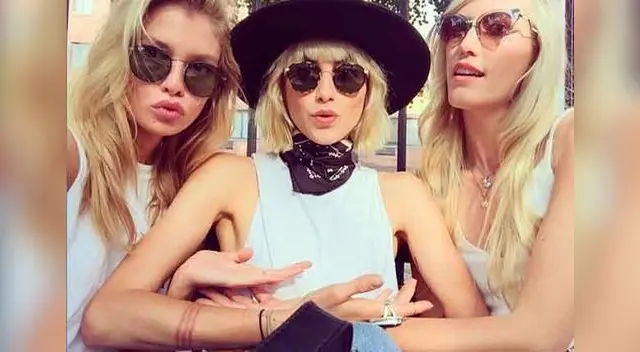 Miley Cyrus y la modelo Stella Maxwell. 